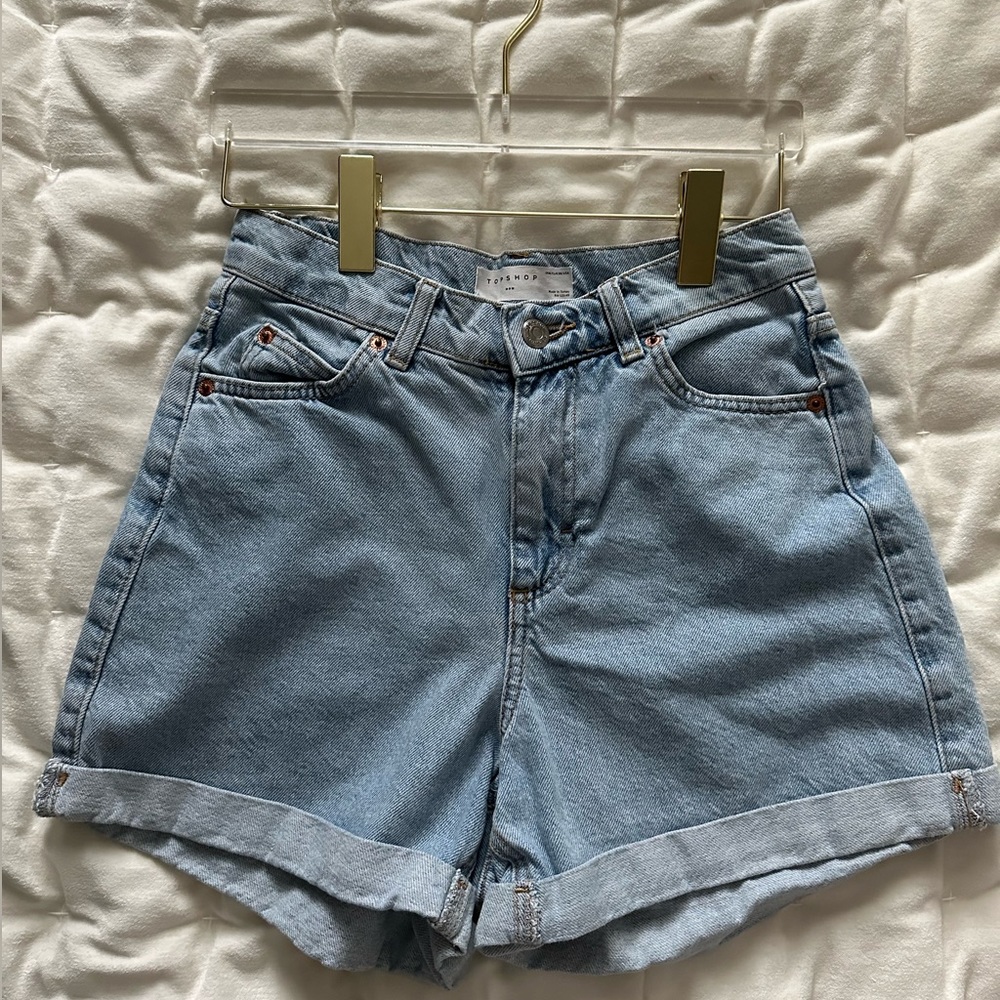 TOPSHOP High waisted mom short in light wash